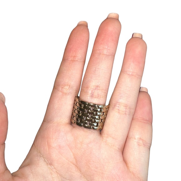 ✨💖 Ann Taylor Fashion Patterned Gold Ring Size 8 and Stretchable 💖✨ - Picture 3 of 7